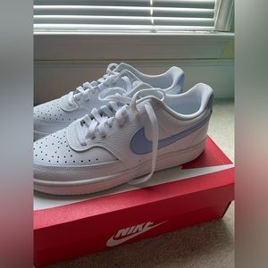 White Nike shoes with purple Nike symbol, never been worn